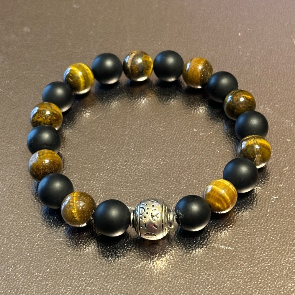 Men’s Tigers Eye & Matt Onyx stretch bracelet w/plated findings.